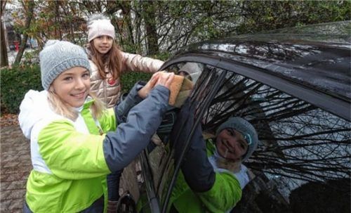 Viele Straßenkinder versuchen, beim Putzen von Autoscheiben ein bisschen Geld zu verdienen. Eine Aufgabe, die Grundschüler in Bad Endorf nachgeahmt haben. Foto re
