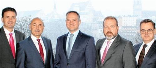 Vorstand der Sparkasse Wasserburg: Christian Fuchsbüchler, Vorstandsvorsitzender Peter Schwertberger, Andreas Bonholzer, Mischa Schubert, Michael Müller. Foto re