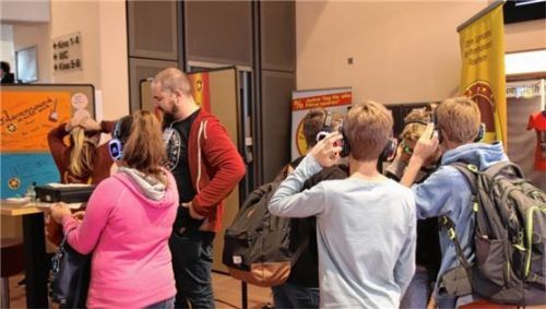 Was löst die Musik aus? Dieser Frage sind die Teilnehmer der Rosenheimer Jugendfilmtage in der „Silent Disco“ nachgegangen. Foto re
