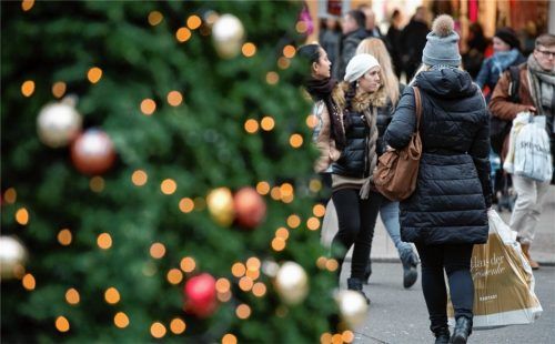 Weihnachtseinkäufe in der Innenstadt: In Rosenheim hoffen viele Händler auf gute Umsätze, die das teilweise schleppende Sommergeschäft ausgleichen. Foto dpa