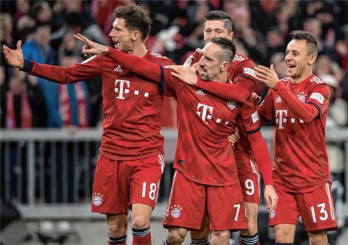 Wenn ein Bayern-Fan zwei VIP-Karten für ein Bayern-Spiel für einen guten Zweck ersteigert, freuen sich nicht nur die Münchner Spieler, sondern auch die Verantwortlichen der Stiftung Attl und der Kinderdorfhäuser des Albert-Schweizer-Familienwerks. Foto dpa