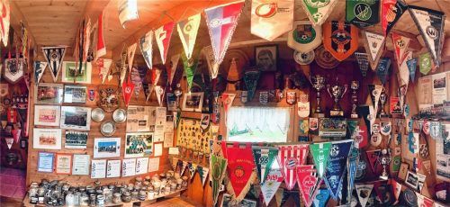 Wimpel, Pokale, Auszeichnungen, Zeitungsausschnitte, Fotos – in der Hütte von Richard Neumeier finden sich viele Erinnerungen aus den letzten 50 Jahren des Rosenheimer Fußballs. Fotos Ziegler