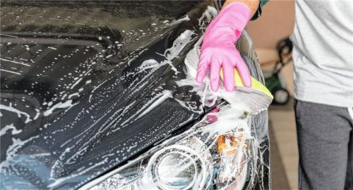 Winterliche Verhältnisse und Streusalz sorgen für schlechte Sicht und belasten den Lack. Deshalb auch im Winter: Autowäsche nicht vergessen!