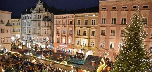 Wunderbare Funkelpracht: Die Lichterketten des Christkindlmarktes hüllen Buden und Häuser in strahlendes Licht.