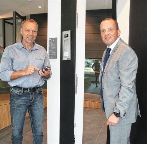 Auf und zu geht die smarte Tür per Handy. Produktmanager Reinhold Fellner (links) und Schörghuber-Geschäftsführer Jürgen Ruppel im Türrahmen.Foto sen
