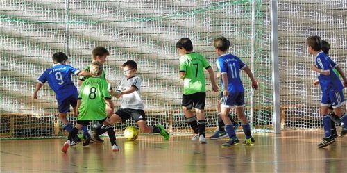 Bei den E-Junioren erzielt Babensham (in Blau) die 1:0-Führung gegen Eiselfing.Foto ju