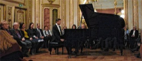 Distinguierte Erscheinung: Pianist Till Fellner konzertierte im Frack. Foto Füchtner