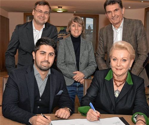 Erneuerung des Alten: SJR-Geschäftsführer Johannes Merkl, Jugendamtsleiterin Caroline Rapp und Stadtdirektor Michael Keneder (hinten, von links nach rechts) zusammen mit SJR-Vorsitzendem Abuzar Erdogan und Oberbürgermeisterin Gabriele Bauer bei der Unterzeichnung des neuen Rahmenvertrags.Foto trux