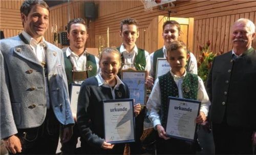Für ihre Leistungen geehrt: Christian Höflinger (links) von der Musikkapelle und Martin Obermair (rechts) vom Musikbund zeichneten (von links) Peter Anderer (Bronze, Tuba), Maxi Sperl (Gold, Posaune), Matthias Heidinger (Silber, Klarinette), Magdalena Walther (Bronze, Trompete) und Simon Adam (Bronze, Trompete) aus. Foto ge
