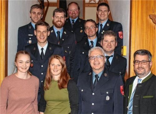 Gratulation an die neue Führung: Bürgermeister Stefan Lederwascher (rechts) mit den Kommandanten und der Vorstandschaft. Foto Steffenhagen