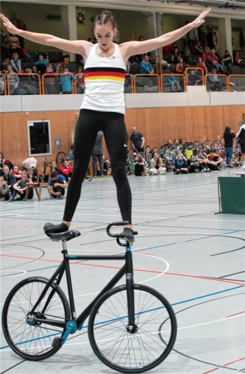 Nationalkadersportlerin Jana Pfann von der Soli Bruckmühl beim Sattellenkerstand rückwärts. Sie erzielte beim Winterpokal in Wendlingen Platz eins mit 145,12 Punkten. Foto Dandl