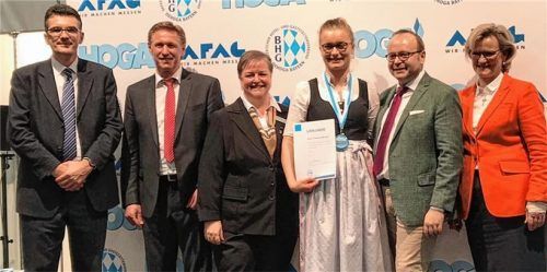 Siegerehrung in Nürnberg: Gernot Raab, Schulleiter der Berufsschule München; Hans Schneider, Vorsitzender der Berufsbildung des Dehoga Bayern; Andrea Nadles, Vizemeisterin Anna Albrecht, Erhard-Josef Hans und Angela Inselkammer, Präsidentin des Dehoga Bayern (von links).Foto re