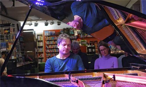 Virtuoser Grenzgänger: Chris Gall hochkonzentriert am Flügel. Foto Friedrich