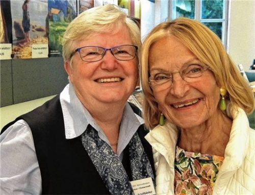 Abschied aus dem Augustiner Chorherrenstift: Maria Schiffbänker von der Bayerischen Schlösserverwaltung (links) und Dr. Claudia Trübsbach. Foto Sebastian Trübsbach
