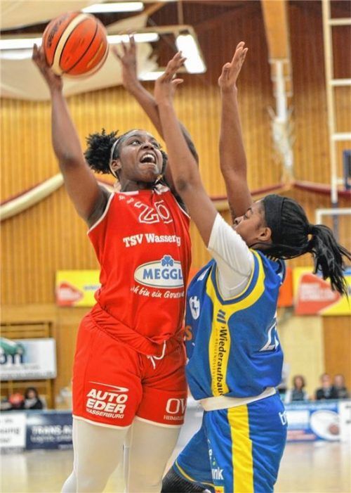 Ashley Williams (links) machte gestern gegen Braunschweig elf Punkte und holte zehn Rebounds. Foto Hörndl