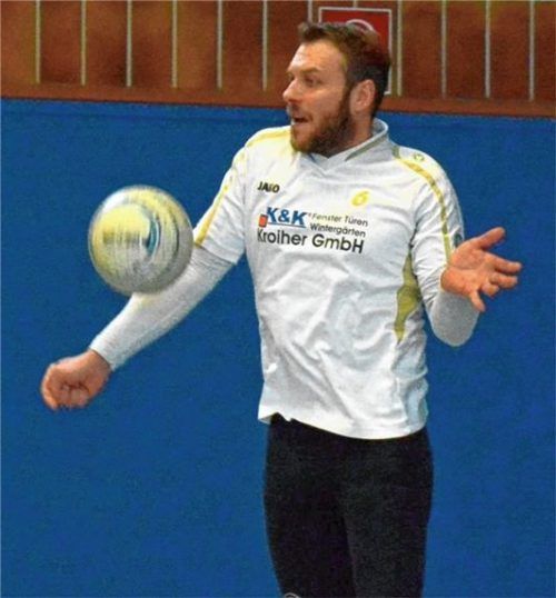 Defensivspieler Günter Ortmeier zeigte noch einmal seine Qualitäten und machte die rechte Rosenheimer Abwehrseite dicht.