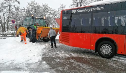 Der Retter vom Winterdienst ist da: Traktor nimmt Bus an den Haken, zieht ihn vom Stein weg. Fotos Hampel