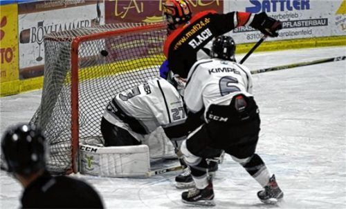 Der Siegtreffer für Bad Aibling: Tobias Flach traf hoch. Er überwand Trostbergs Keeper zum 5:4. Foto Habermann