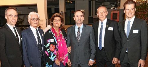 Der „Superminister“ kommt in Waldkraiburg an (von links): Robert Pötzsch, Bürgermeister Stadt Waldkraiburg, Fritz Schmidt, Ehrenvorsitzender der IGW, mit Ehefrau Annemarie, Bayerns Wirtschaftsminister Hubert Aiwanger, IGW-Vorsitzender Ulli Maier und IVM-Vorsitzender Jörg Neimcke. Fotos Stuffer