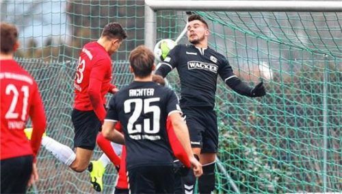 Die 1:0-Führung für Wasserburg: Robin Ungerath (rotes Trikot) traf per Kopf. Foto Butzhammer