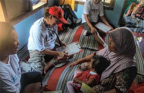 Die medizinische Versorgung musste mit einfachsten Mitteln erfolgen. Dr. Hansi Sobez, Ärztin aus Soyen, behandelte Tsunami-Opfer in Indonesien – freiwillig und unentgeltlich.Fotos Humedica .