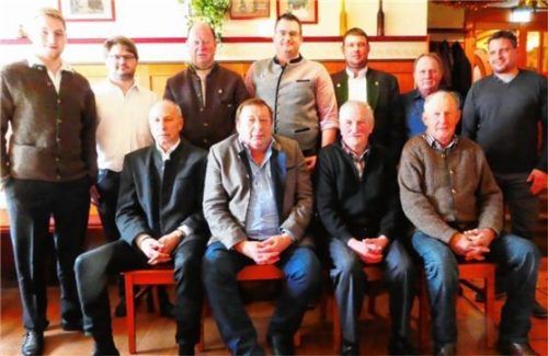 Die neue Führungsriege mit dem scheidenden Vorsitzenden (vorne von links) Alex Wieland, Kajetan Huber senior, Peter Leutner und Peter Stockmeier, (hinten von links) Johannes Leisl, Benedikt Hundhammer, Hans Lorenz, Kajetan Huber junior, Bernhard Dettendorfer, Laurenz Fluger und Walter Langl.Foto Hering