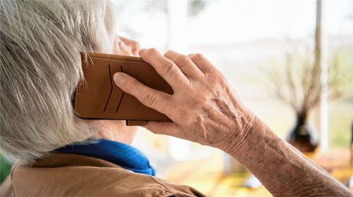 Durch falsche Polizisten am Telefon ist eine 79-jährige Frau aus Aschau um einen Großteil ihrer Rücklagen gebracht worden. Foto dpa