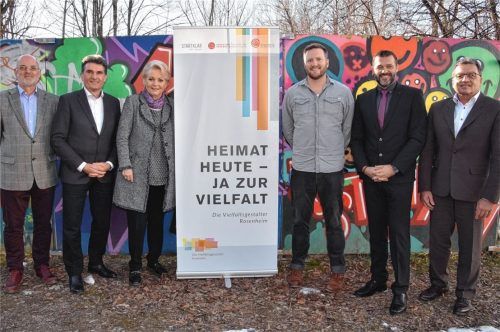 Freude bei Werner Pichlmeier, Leiter der Sozialen Stadt, Sozialdezernent Michael Keneder, Oberbürgermeisterin Gabriele Bauer, Christian Hlatky, Projektleiter von Startklar Soziale Arbeit Oberbayern GmbH, Startklar-Soziale Arbeit Oberbayern GmbH-Geschäftsführer Silvio Gödickmeier und Dr. Helmut Klarner, Vorsitzender der Bürgerstiftung. Foto Schlecker