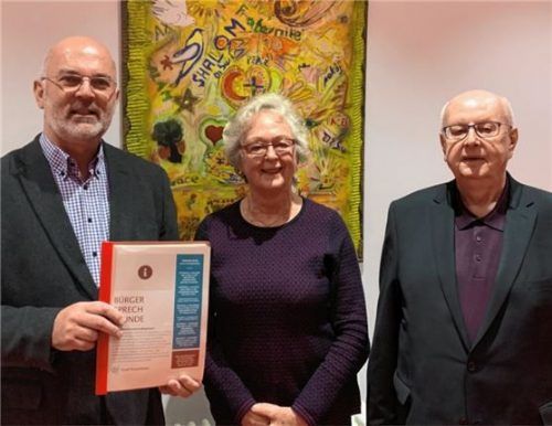 Freuen sich über das neue Beratungsangebot (von links): Leiter der Sozialen Stadt Werner Pichlmeier, stellvertretender Vorsitzende vom Seniorenbeirat Brigitte Kutka und Erster Vorsitzender Josef Kugler.Foto Stadt Rosenheim