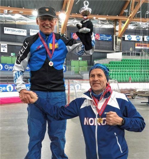 Lohn für starke Leistungen: Günter Traub erhält von Organisator Frode Eidsmo den Pokal zum neuen 10000-Meter-Weltrekord in der AK 80 überreicht.