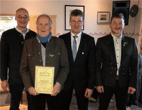 Mit dem neuen Ehrenmitglied: (von links) Erste Kassier Peter Saumweber, Ehrenmitglied Georg Gradl senior, Vorsitzender Josef Bichler und Erster Schriftführer Florian Bauer.Foto re