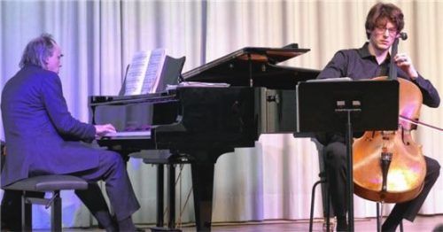 Mit viel Feuer spielten Michael Frohnmeyer (Klavier) und Jakob Spahn (Cello). Foto Janka