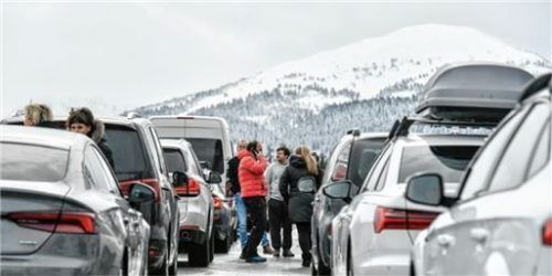 Stundenlang ging aufgrund eines Lawinenabgangs auf der Brennerautobahn nichts mehr. Foto dpa