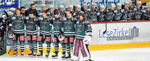 „Zusammen sind wir stark“: Die neue Aufstellung der Starbulls Rosenheim bei der Starting Six. Arm in Arm und ganz nah zusammen. Foto Ziegler