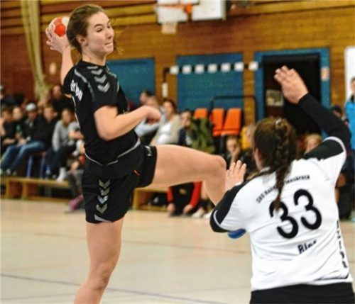 Anna Eglseer ist mit 127 Toren und einem Schnitt von fast acht Toren pro Spiel weiterhin die beste Werferin der gesamten Bezirksoberliga. Foto Lediger