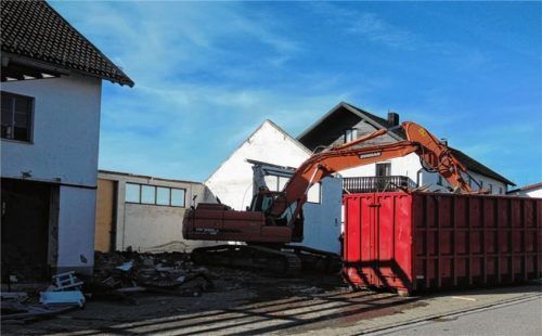 Bagger räumen nach dem Abriss das Grundstück frei.Foto Angermeier