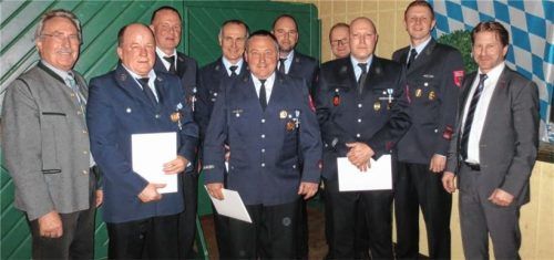 Bei der Ehrung: Landrat Georg Huber, Josef Dirnberger, Herbert Spierer, Robert Kneißl, Konrad Gassenhuber, Vorstand Thomas Schindler, Kreisbrandinspektor Werner Hummer, Markus Jackl, Kommandant Thomas Hell und Bürgermeister Josef Grundner (von links). Foto stettner