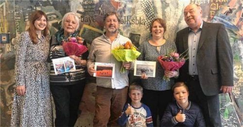 Bei der Feierstunde: Die drei Gewinner Karin Macalik, Alexander Welte und Sabine Voringer mit der Chefin vom Dienst Online Katharina Schneider (links) und dem Chef vom Dienst Print Norbert Kotter (rechts). Im Vordergrund die beiden Söhne von Sabine Voringer. Foto Heise