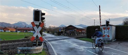 Brücke statt Schranken: Die Deutsche Bahn AG plant hier, an der Seestraße in Happing, den Straßenverkehr über eine Brücke zu führen. Das Foto zeigt, wie dicht heran an dieser Stelle die Bebauung ragt.Fotos Weinfurtner