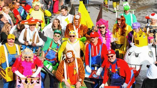 Bunt, laut, fantasievoll, fröhlich und bestens besucht: Das war der Fasching 2019 in Flintsbach unter dem Motto „Japan“.Fotos Stadler