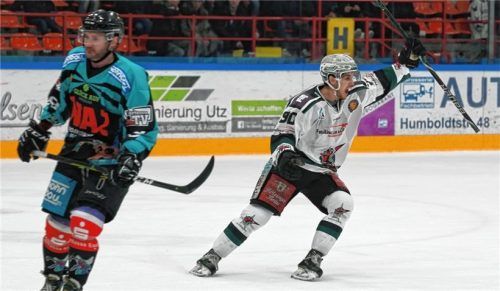Chase Witala jubelt: Der Starbulls-Kanadier erzielte in den ersten beiden Spielen fünf Tore gegen die Mosiktos aus Essen. Fotos Gohl