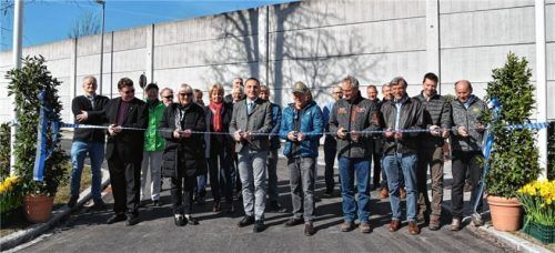 Das symbolische Schmuckband durchschneiden Diakon Josef Jackl, Dritte Bürgermeisterin Monika Marx, Bürgermeister Olaf Kalsperger, Kurt Marschik vom Ingenieurbüro Dippold und Gerold, Jürgen Gwinner von der Firma Holzner, Manfred Huprich, Landschaftsarchitekt, Kämmerer Stefan Gschwendtberger und sein Vorgänger Dieter Mini (von links).Foto ruprecht