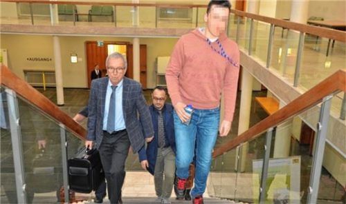 Der Angeklagte auf dem Weg in den Gerichtssaal. Foto Kretzmer-Diepold