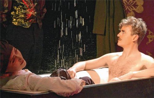 Der in Olivia verliebte Orsino (rechts: Robert Reichert) badet mit der in ihn verliebten Viola (Sarah Fischbacher), die er für einen Jüngling hält.Foto Janka