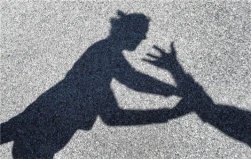 Wegen sexueller Übergriffe auf eine Auszubildende, eine Angestellte und eine Patientin musste sich jetzt ein 58-jähriger Zahnarzt vor dem Landgericht Traunstein verantworten. Foto dpa