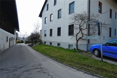 Drei Meter Straßenbreite gäbe es in der Schmiedgasse zwar, ein Teil läuft aber auf Privatgrund und kann vom Bauwerber nicht genutzt werden. Foto Greiner