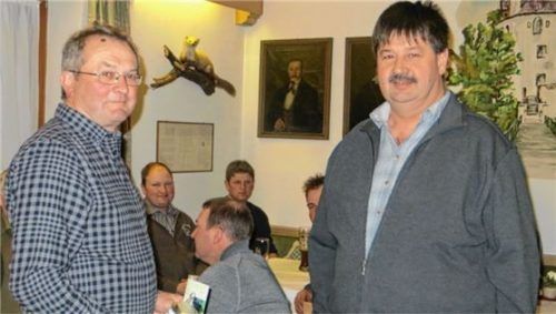 Ein Bierkrügl überreichte Hans Hobmaier (rechts) seinem Vorgänger Hans Obergaulinger (links). Foto Huber