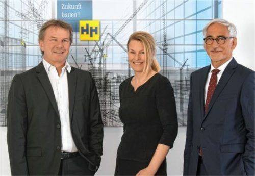 Hans Staffner (rechts) übergibt die Geschäftsführung der Hans Holzner Baugesellschaft zum 1. April an Claudia Hess und Harald Müller. Foto Jung