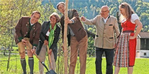 Im Ortskern des Bergsteigerdorfs Sachrang war noch eine Lücke zwischen zwei Bäumen und so pflanzten als bleibendes Symbol Tourismuschef Herbert Reiter, Monika Franzke vom Verkehrsverein Sachrang e.V., Erster Bürgermeister Peter Solnar, Bildhauer Roland Füssel und Dorothea Schwierskott bei der Wald-Auftaktveransaltung eine Bergulme als Erinnerung an das Jahresmotto 2018 (von links).Foto berger