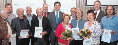 Schon lange Zeit in der CSU: Die Geehrten mit Ortsvorsitzendem Florian Loserth (Mitte) und Kreisvorsitzendem Dr. Marcel Huber (Zweiter von rechts): Otto Hartinger (55 Jahre), Harald Mildner, Adolf Kunzmann (jeweils 50 Jahre), Juliana Maier (35 Jahre), Ulrich Niederschweiberer, Marianne Pfaffender, Adolf Maderlechner, Karl Bichlmeier, Josef Enzinger, Ursula Scholl (jeweils 30 Jahre) sowie Jürgen Müller (20 Jahre).Foto Bartschies